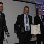 Bogdan Świątek, z rąk Jacka Szymczaka i Bogusława Regulskiego, otrzymał Laur Honorowy za szczególne zasługi dla ciepłownictwa